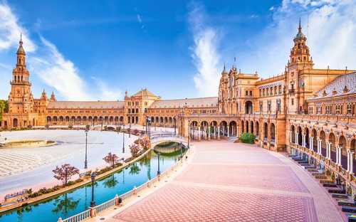 Circuit en bus touristique de Séville Bus à ciel ouvert sur la Plaza de España à Séville