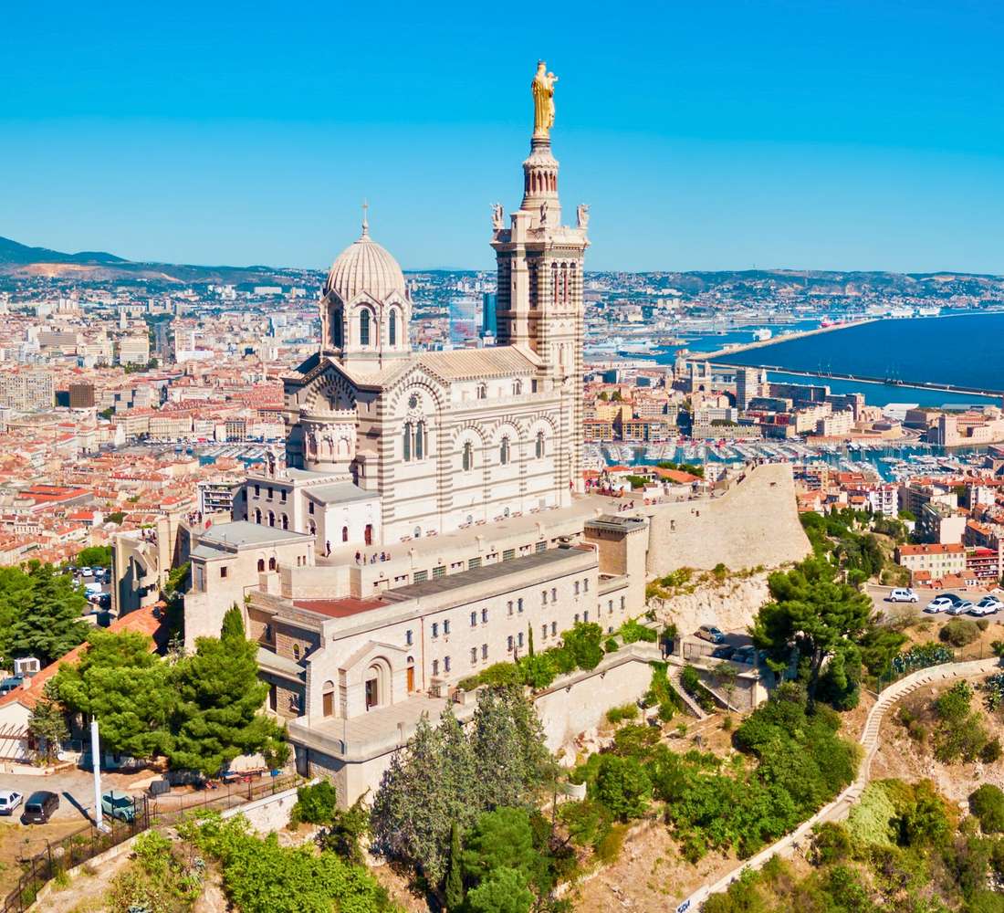 Tours en bus touristiques à Marseille – Monuments emblématiques de Marseille et billets flexibles en 2025 Tours en bus hop-on hop-off à Marseille, France – Bus à toit ouvert, attractions principales et annulation gratuite en 2025